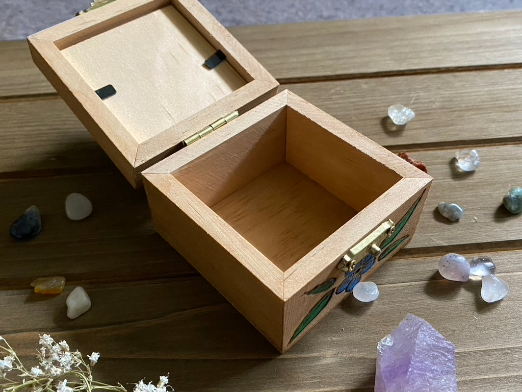 Forget-Me-Not, Small wooden box